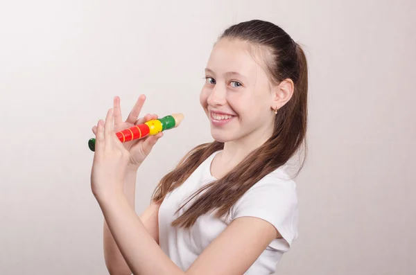 Teenager-Mädchen spielt Flöte — Stockfoto