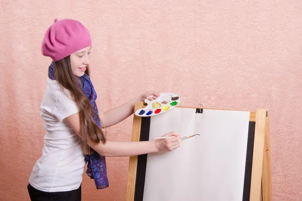 女孩开始画的架上绘画 — 图库照片