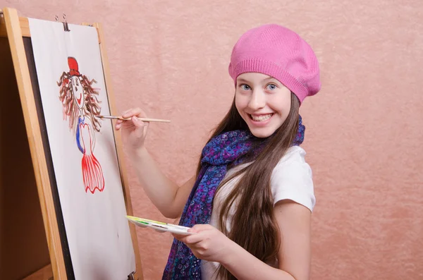 Menina feliz desenha um quadro — Fotografia de Stock