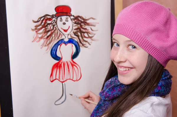 Menina artista desenha uma menina engraçada — Fotografia de Stock