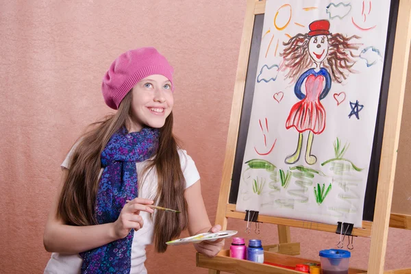 Pintor niña pensó en su trabajo —  Fotos de Stock
