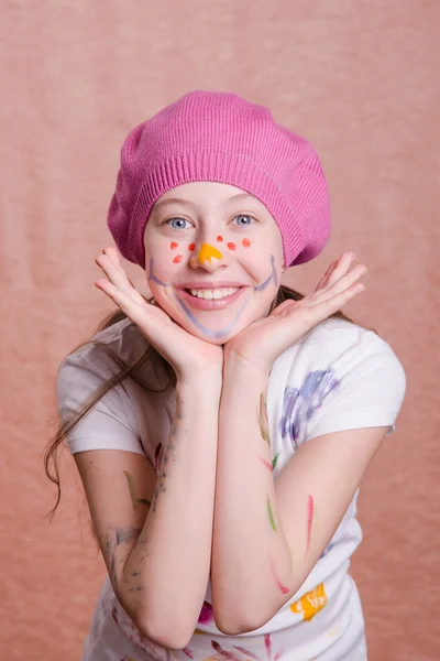 Portret van een meisje bedekt met verf — Stockfoto