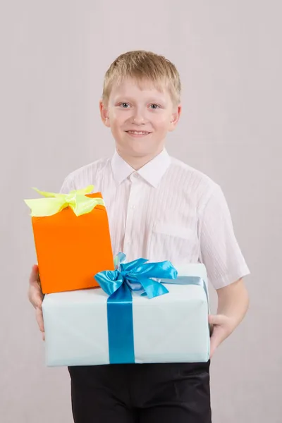 Adolescente da regalos — Foto de Stock