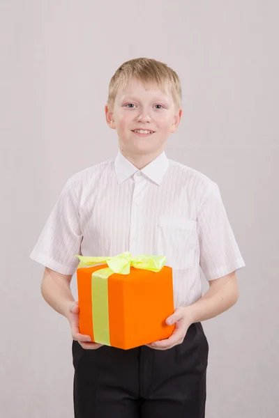 El adolescente recibió un regalo —  Fotos de Stock