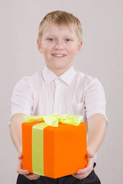 Boy gives gift — Stock Photo, Image