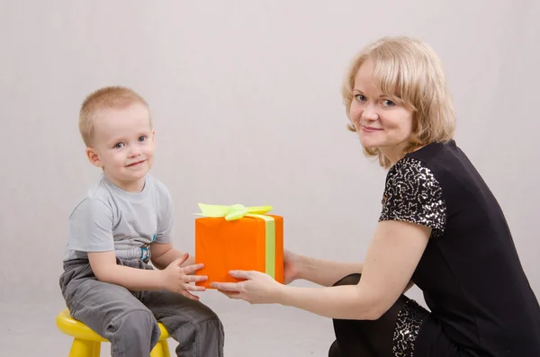 Mutter schenkt Sohn ein Geschenk — Stockfoto