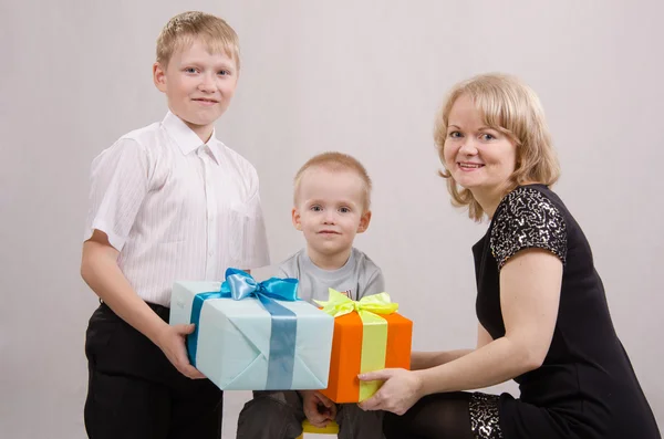 Kind geven geschenken — Stockfoto