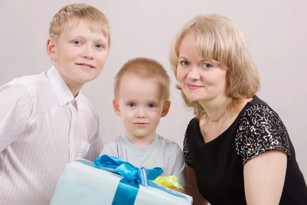 Портрет счастливой семьи с подарками — стоковое фото