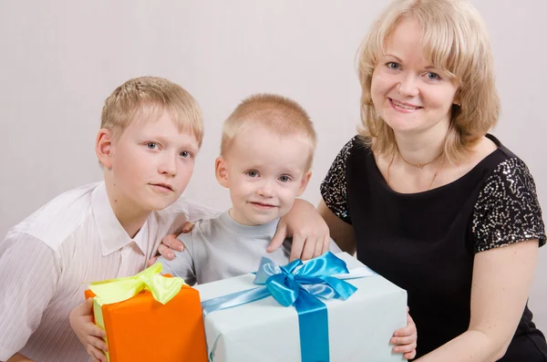 Kind gepresenteerd met geschenken — Stockfoto