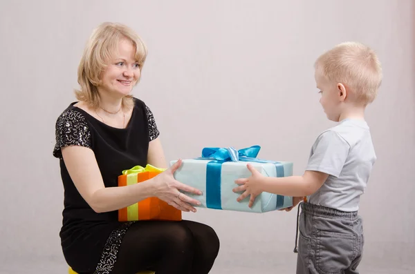 -jarige jongen presenteert een geschenk om Mama — Stockfoto