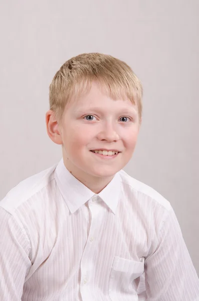 Porträtt av leende tonåring tolv — Stockfoto