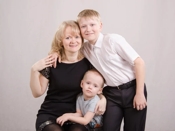 Porträtt av en familj - mor och två barn — Stockfoto