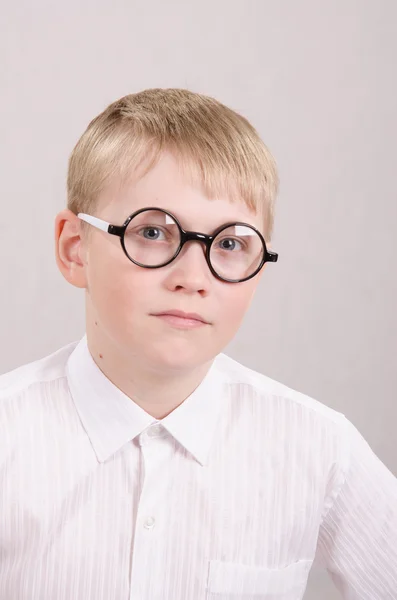 Niño de doce años con gafas — Foto de Stock