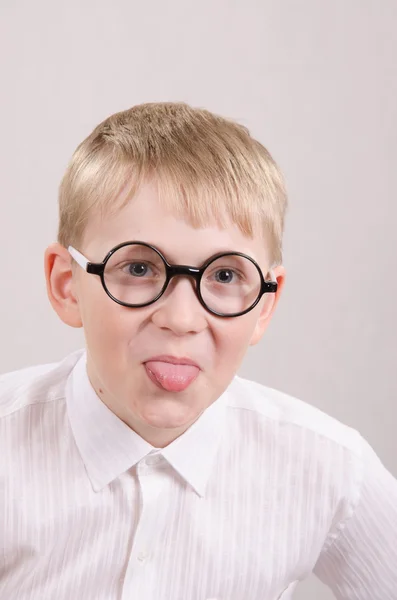 Adolescente en gafas mostrando la lengua —  Fotos de Stock