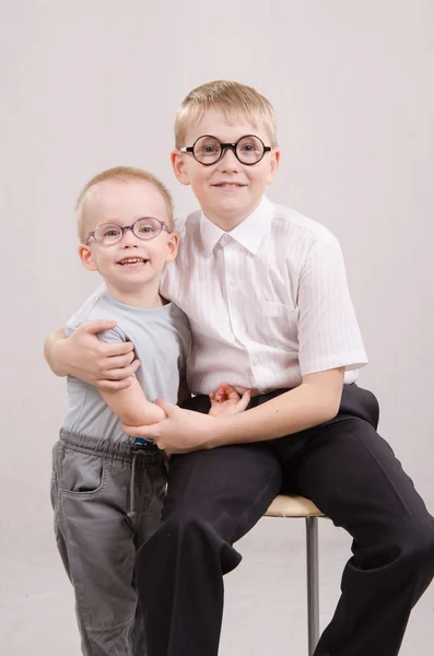 Retrato de dos adolescentes en gafas —  Fotos de Stock