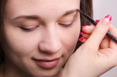 kaş fırçası model makyaj sanatçısı getiriyor