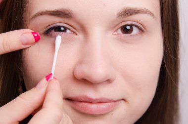 gölgeli kapatıcı göz kapaklarının üzerine güzel bir modeldir