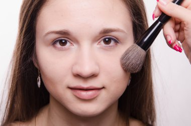 makyaj sanatçısı toz yanakları modeli uygular.