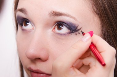 bir modelin gözler makyaj sanatçısı boyalar