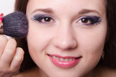 model yüz pudrası uygulanır