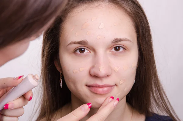 Make-up Artist bekommt die Hände auf dem Gesicht Concealer — Stockfoto