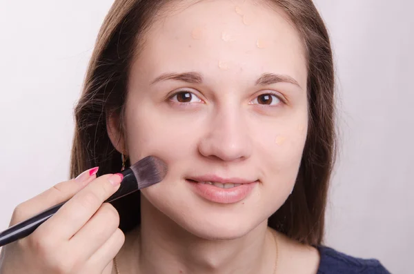 Makeup artist blurs caused foundation — Stock Photo, Image