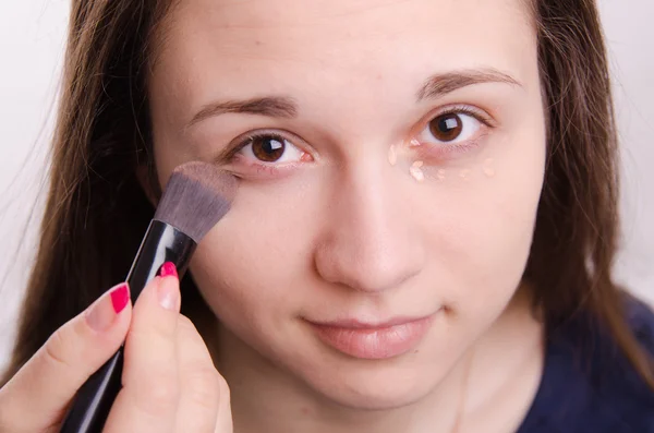 Maquillaje artista cepillo difumina corrector en el modelo de párpados — Foto de Stock