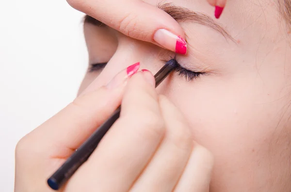 Make-up-Artist bringt Mädchen mit Bleistift Wimpern — Stockfoto