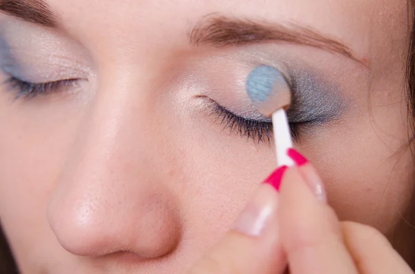 Artista de maquillaje es párpados sombreados como maquillaje — Foto de Stock