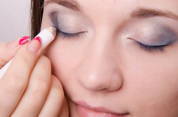 Makeup artist ljusa färgtoner ögonlock modell — Stockfoto