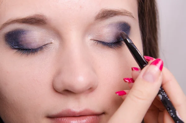 Ritning skuggor på ögonlocken som makeup — Stockfoto