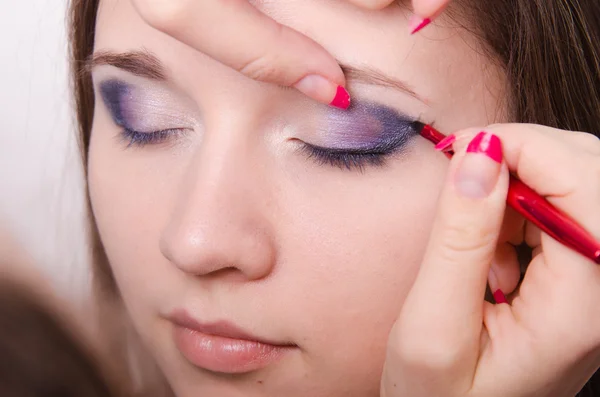 Artista de maquillaje pinta pestañas con maquillaje. Primer plano —  Fotos de Stock