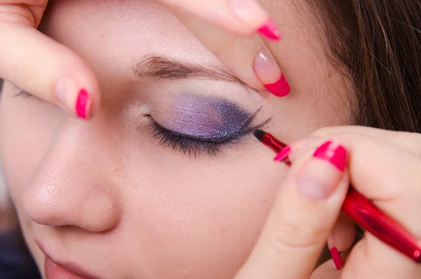 Bright makeup. Makeup artist starts causing arrows — Stock Photo, Image