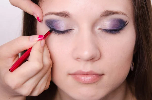 Bright makeup. Makeup artist brings eyelashes — Stock Photo, Image