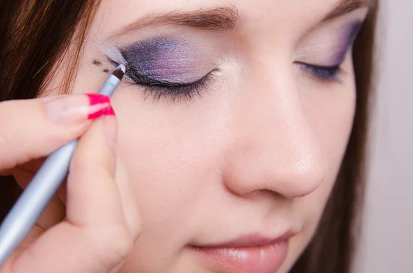 Närbild makeup ansökan shooter — Stockfoto