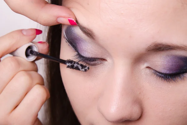 Makeup artist applica fondazione sotto mascara sulle ciglia — Foto Stock