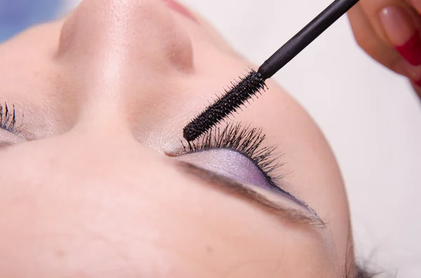 Makeup artist tints lashes mascara — Stock Photo, Image