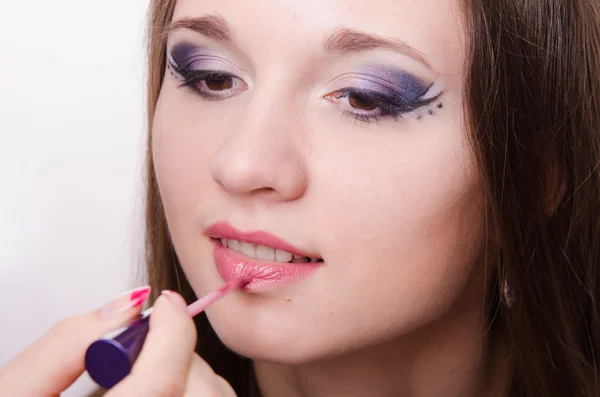 Schöne Mädchen Lippenstift Make-up Artist — Stockfoto