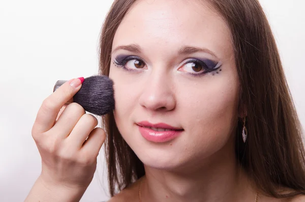 Visagistin trägt Puder auf Gesicht von schönem Model auf — Stockfoto