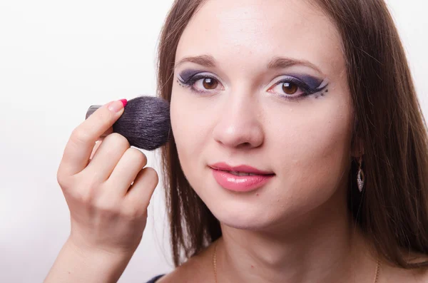 Maquillaje artista cepillo polvo en la cara causa modelo —  Fotos de Stock