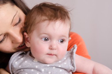 mutlu anne kızını sarılma