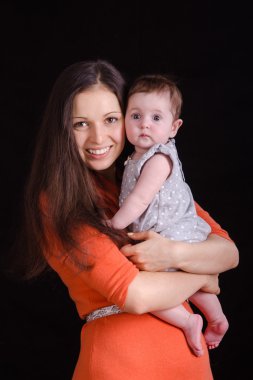 bir bebek tutan mutlu anne