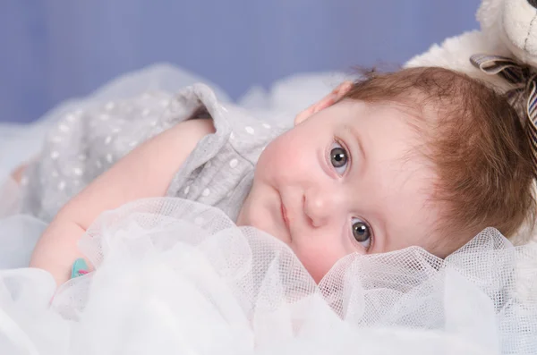 Niña acostada en una tela — Foto de Stock