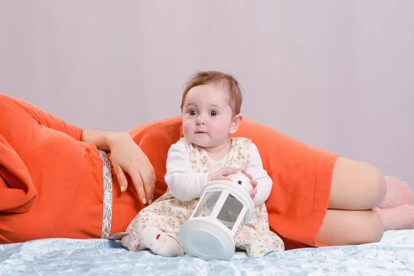 Meisje met een nachtlampje zit naast haar moeder — Stockfoto