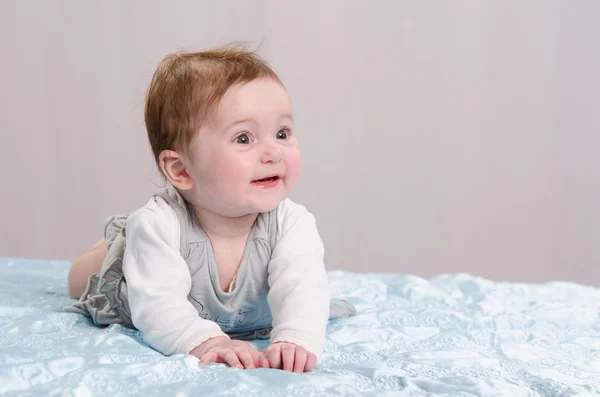 Hat hónapos lány a kanapén — Stock Fotó