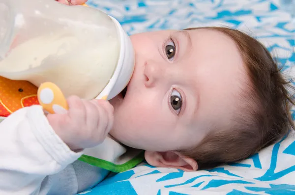 Bambino che beve latte da una bottiglia — Foto Stock