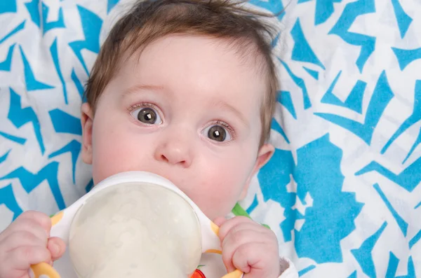 Six mois fille boire lait formule à partir d'une bouteille — Photo