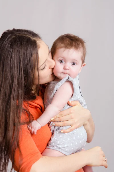 Mladá matka líbat její dcera — Stock fotografie