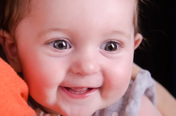 Retrato de bebê de seis meses em mãos de mãe — Fotografia de Stock