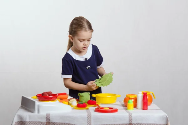 Girl enthusiastically prepares soup — Stock Photo, Image